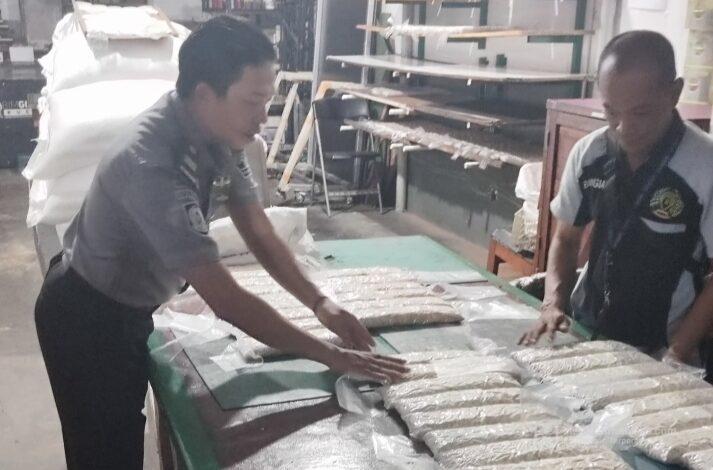 Pembina Bimgiat terus mendampingi warga binaan dalam proses pembuatan tempe.